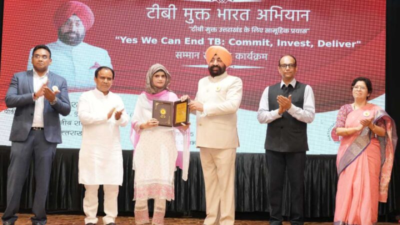राज्यपाल ने टीबी मुक्त भारत अभियान में उत्कृष्ट योगदान देने वाले लोगों को किया सम्मानित