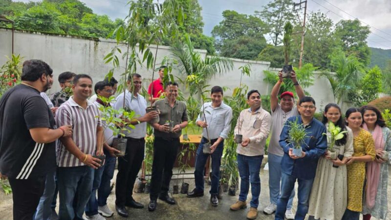 हरेला पर्व पर हरियाली का संकल्प, खाद्य संरक्षा एवं औषधि प्रशासन विभाग उत्तराखंड में किया गया पौधारोपण