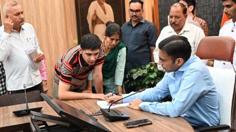 सगे बेटे व पत्नी के लिए ही खतरे का सबब बना शस्त्र; डीएम ने लाईसेंस निलम्बित किया