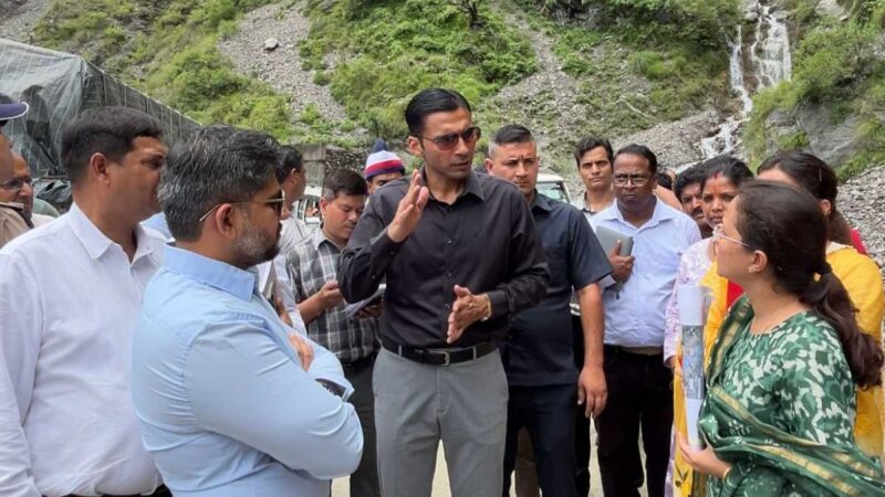 डीएम पंहुचे पाटा गांव, ग्राम पंचायत बमराड़ के पाटा गांव भू- धसाव का जियोलॉजिकल सर्वे कराने के डीएम  ने दिए निर्देश