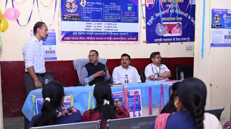 जिलाधिकारी ने जिला महिला चिकित्सालय से किया विशेष टीकाकरण अभियान की शुरुआत