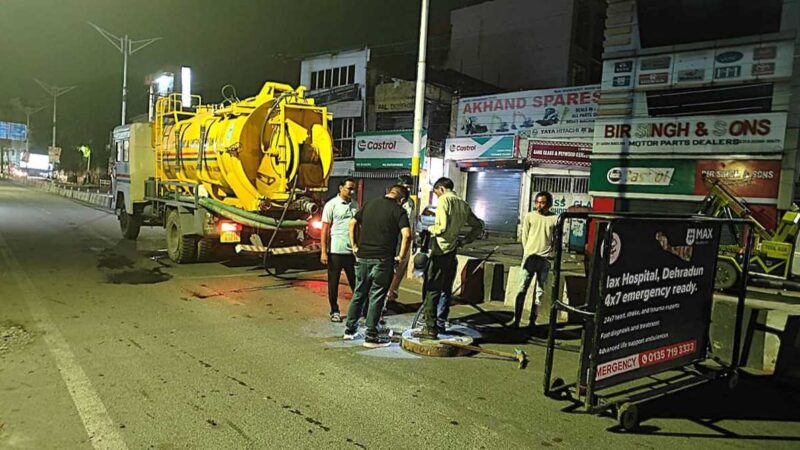 बारिश और भूस्खलन से सड़क अवरूद्व होने पर प्रशासन का त्वरित एक्शन, जनमन को राहत