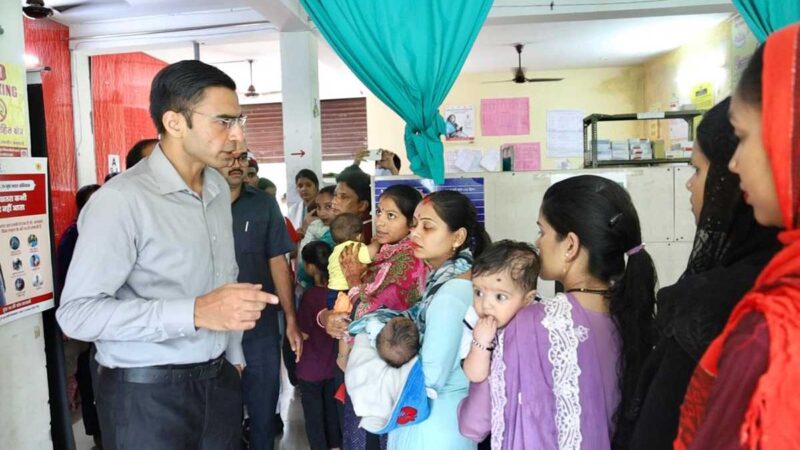 डॉक्टर नदारद; एएनएम, एलटी, नर्स की भूतिया एंट्री मिली, दवाईंया आधी, सफाई सुरक्षा राम भरोसे