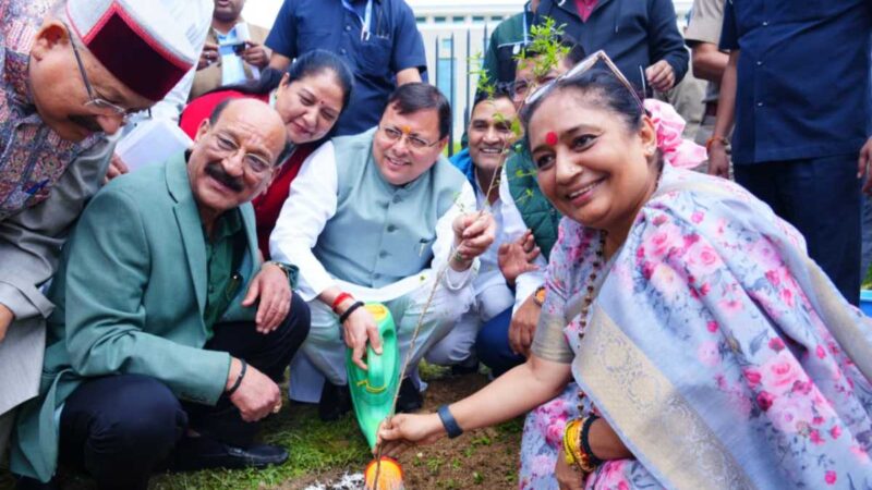 मुख्यमंत्री धामी और विधानसभा अध्यक्ष श्रीमती ऋतु खंडूडी भूषण ने गैरसैंण (भराड़ीसैंण) में “एक पेड़ माँ के नाम” अभियान के तहत पौधा रोपण किया