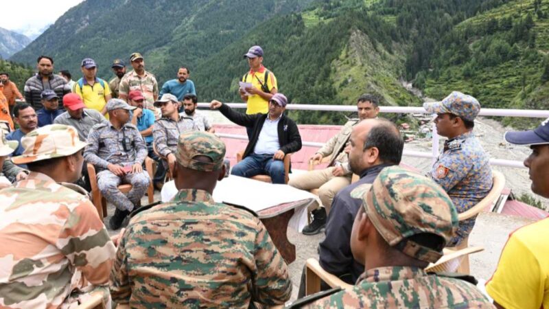 जिलाधिकारी प्रशांत आर्य ने आपदा प्रभावित क्षेत्र धराली का भ्रमण किया