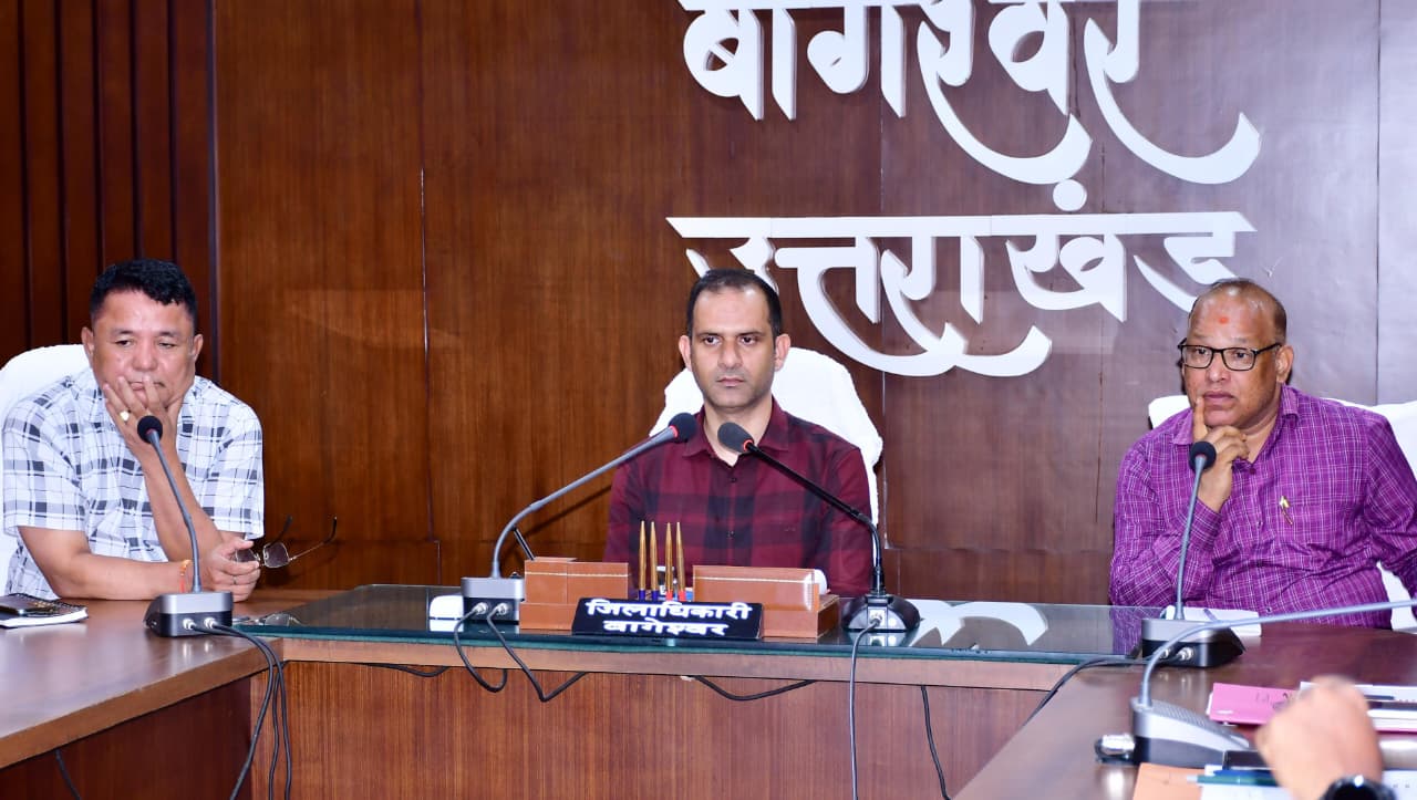 बागेश्वर: जिलाधिकारी ने सीएम हेल्पलाइन शिकायतों के त्वरित निस्तारण के दिए निर्देश