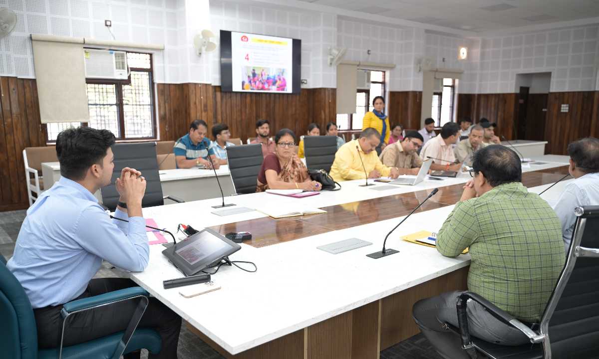 स्वास्थ्य व्यवस्थाओं को सुधारने के लिए जिलाधिकारी ने दिए आवश्यक दिशा निर्देश