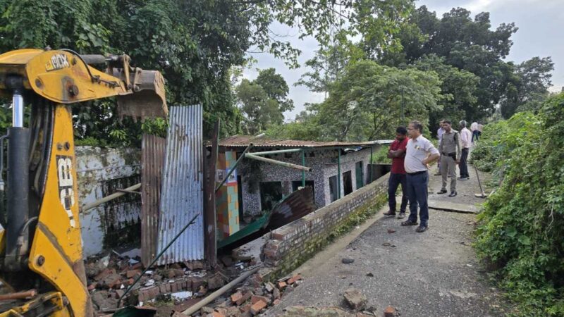 अवैध अतिक्रमण पर थम नहीं रहा जिला प्रशासन का प्रहार; दो स्थानों पर अतिक्रमण ध्वस्त