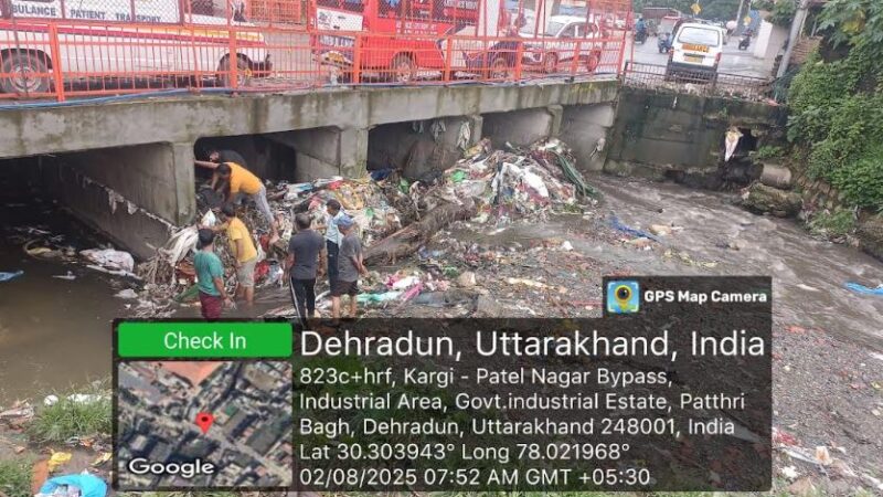 बरसात में नदी-नालों में जमा कचरा, निगम ने चलाया सफाई अभियान