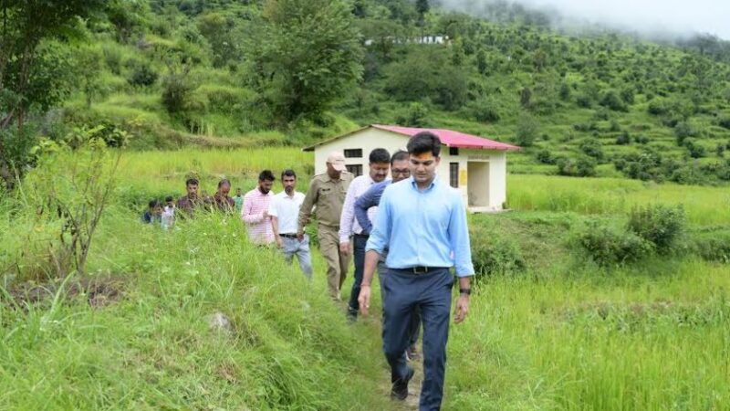 ग्राउंड जीरो पर जिलाधिकारी प्रतीक जैन, मक्कुमठ पहुंचकर सुनी ग्रामीणों की समस्याएं, किया त्वरित निस्तारण