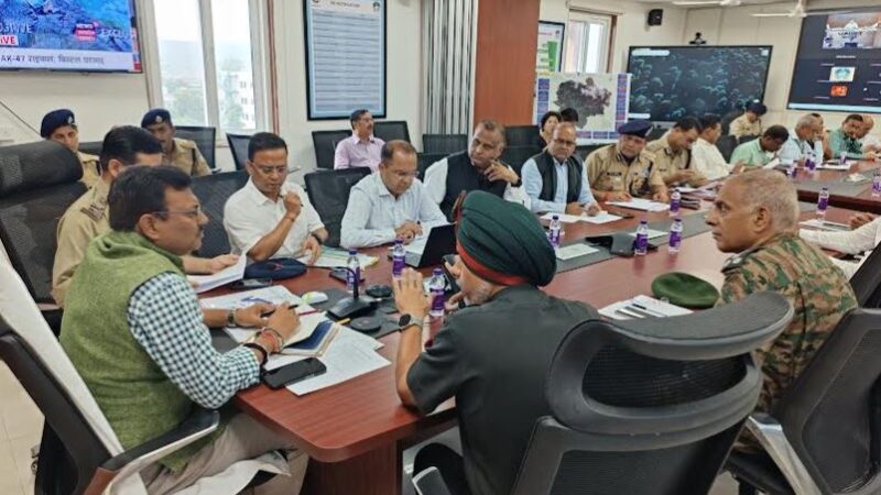 मुख्य सचिव ने एसईओसी से की रेस्क्यू अभियान की समीक्षा