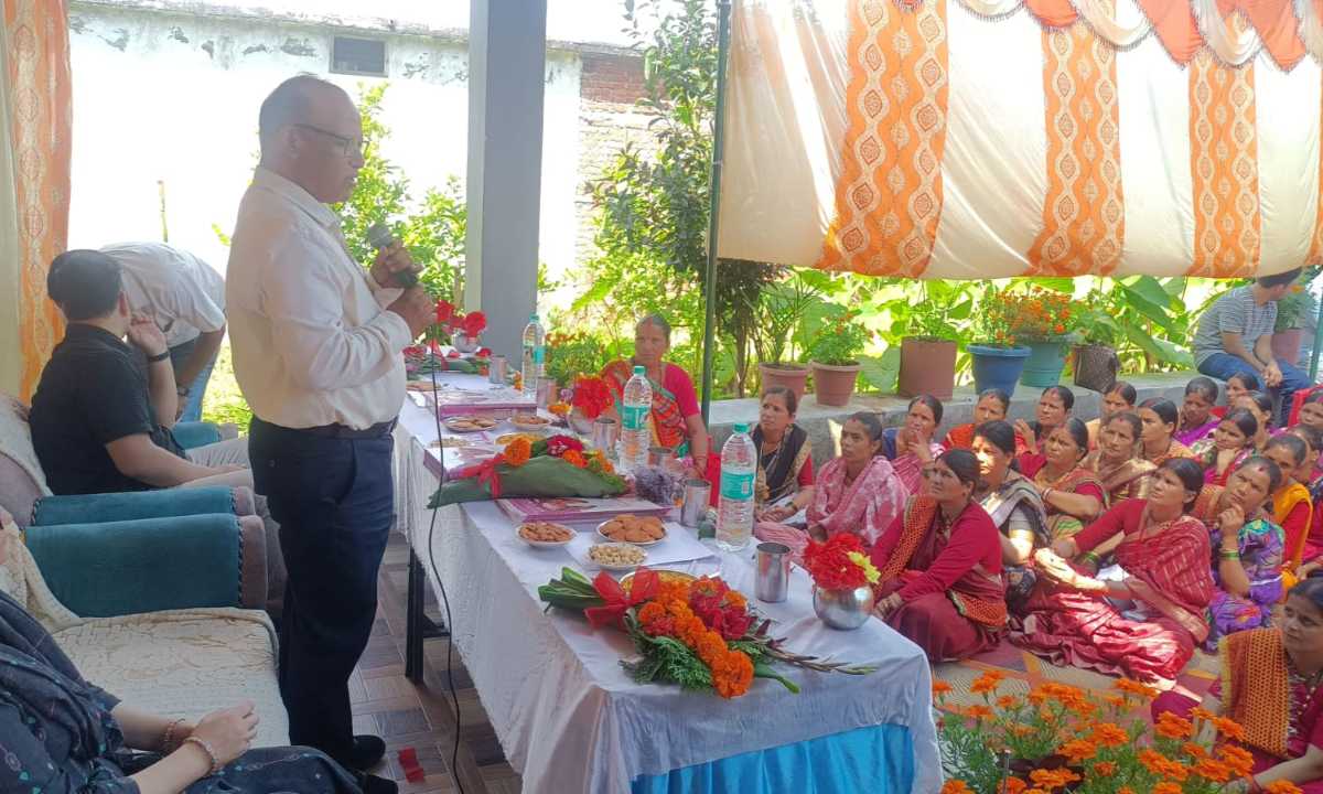 बागेश्वर में आत्मनिर्भरता की नई उड़ान – महिलाओं ने शुरू किया ए–4 शीट निर्माण