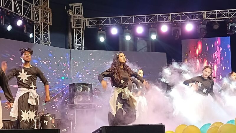 बॉलीवुड सिंगर इशिका सहगल के मधुर गानो से सराबोर हुआ जीआरडी कॉलेज का प्रागंण