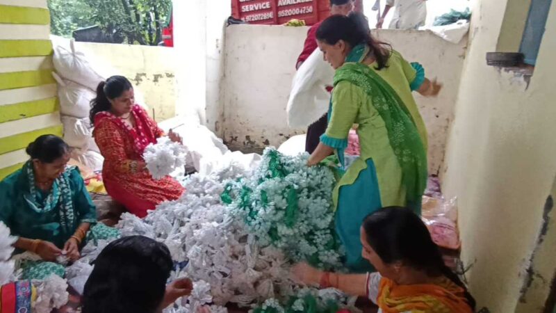 राजधानी दून में समूह की महिलाओं ने तैयार की दिवाली के लिए एलइडी लाइट
