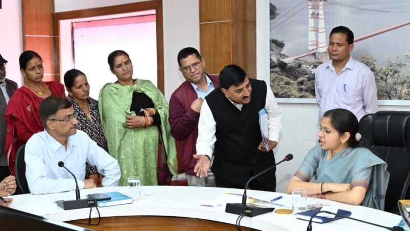 डीएम टिहरी ने जनता दरबार में सुनी फरियादियों की समस्याएं