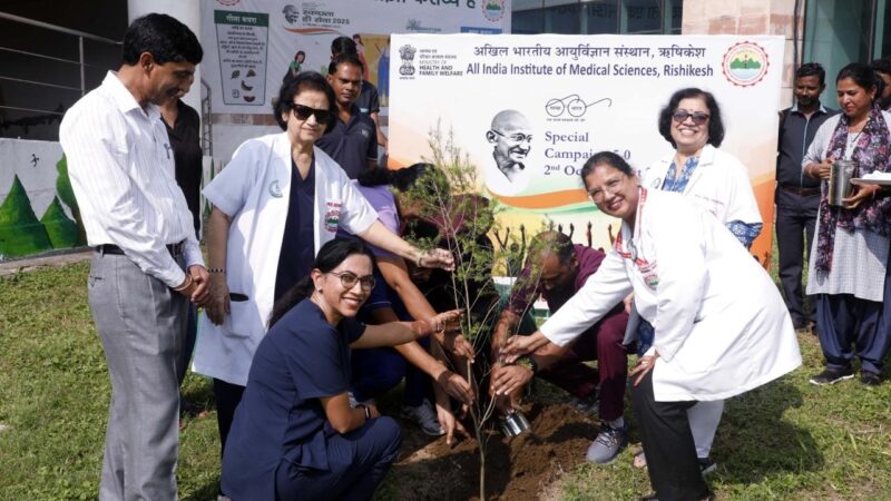 एम्स, ऋषिकेश के तत्वावधान में “एक पेड़ मां के नाम” थीम पर एक सार्थक पौधरोपण अभियान का आयोजन