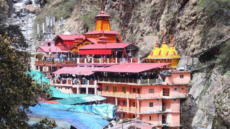 जयकारों के साथ शीतकाल के लिए बंद हुए मां यमुना मंदिर के कपाट