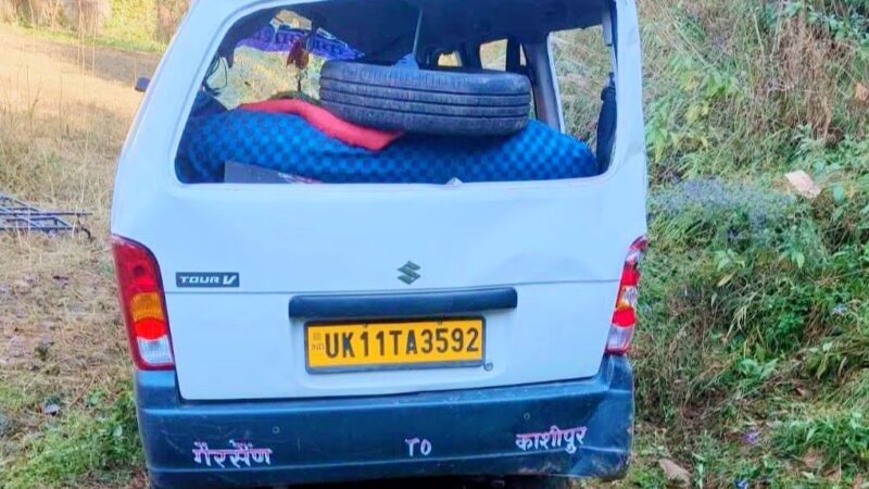 बारातियों से भरा वाहन हुआ दुर्घटनाग्रस्त, 2 गंभीर घायलों को किया गया हायर सेंटर रेफर