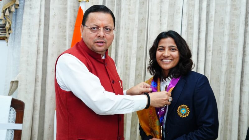 महिला विश्व कप विजेता क्रिकेटर स्नेह राणा ने की मुख्यमंत्री पुष्कर सिंह धामी से शिष्टाचार भेंट