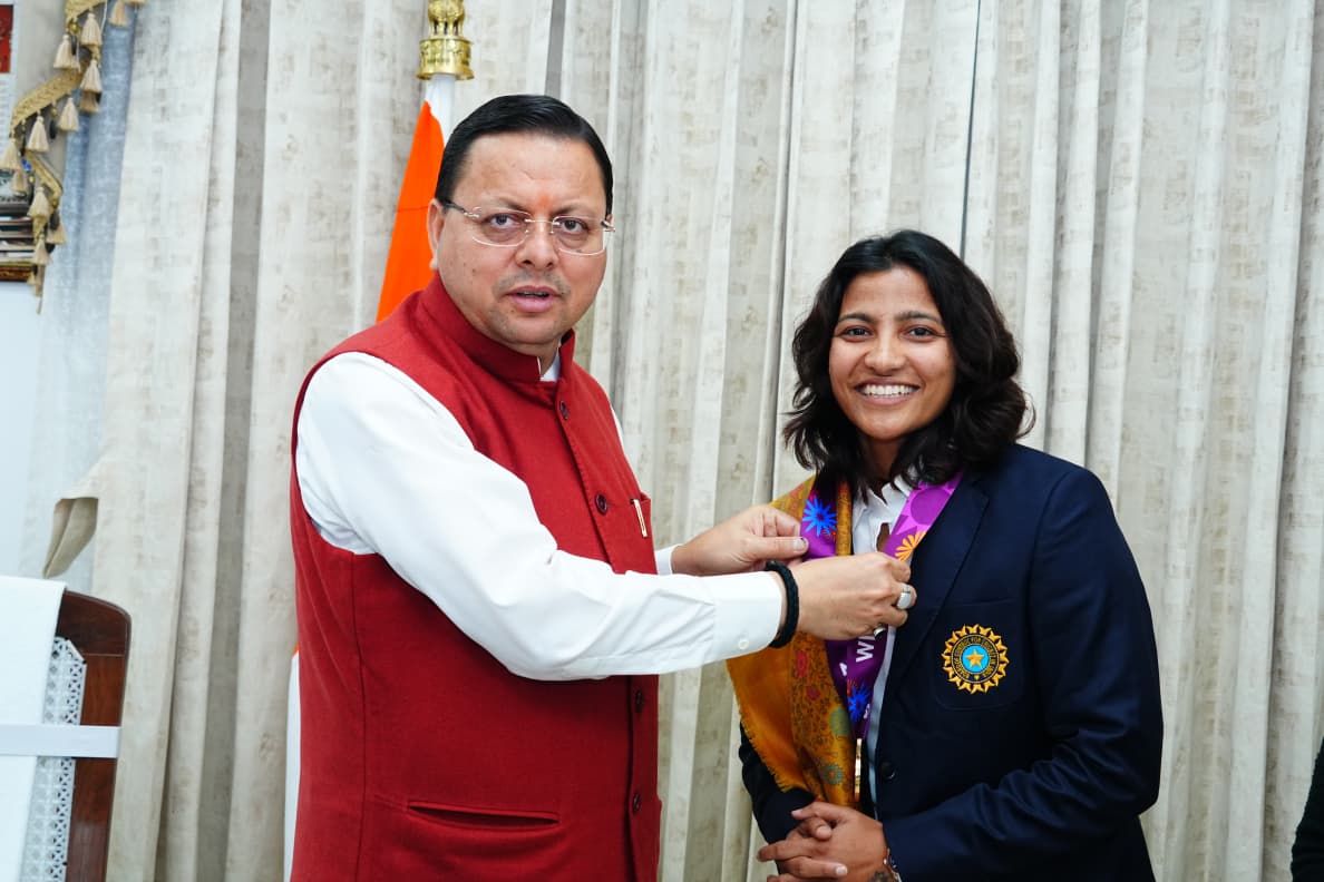 महिला विश्व कप विजेता क्रिकेटर स्नेह राणा ने की मुख्यमंत्री पुष्कर सिंह धामी से शिष्टाचार भेंट