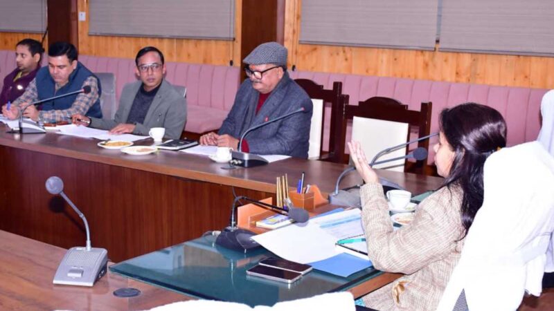 जिलाधिकारी ने चिकित्सा, स्वास्थ्य एवं परिवार कल्याण विभाग की समीक्षा बैठक ली