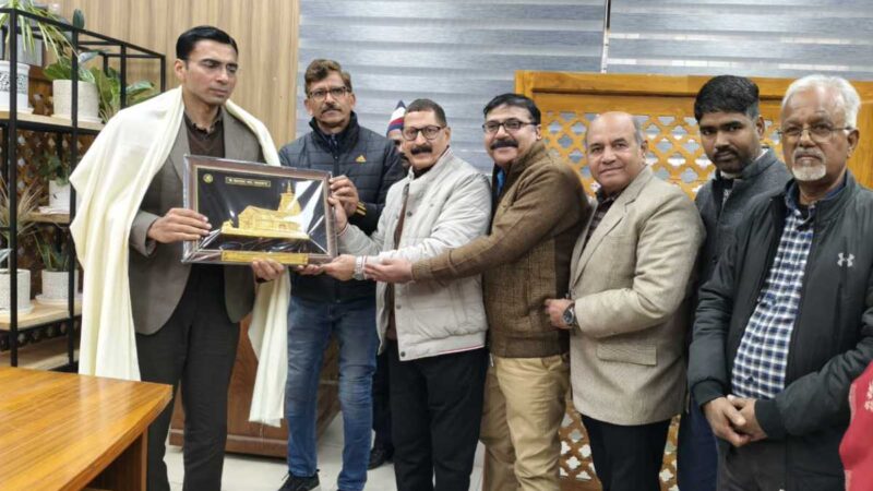 डीएम को उत्कृष्ट सेवा कार्यों के लिए जर्नलिस्ट यूनियन ने किया सम्मानित