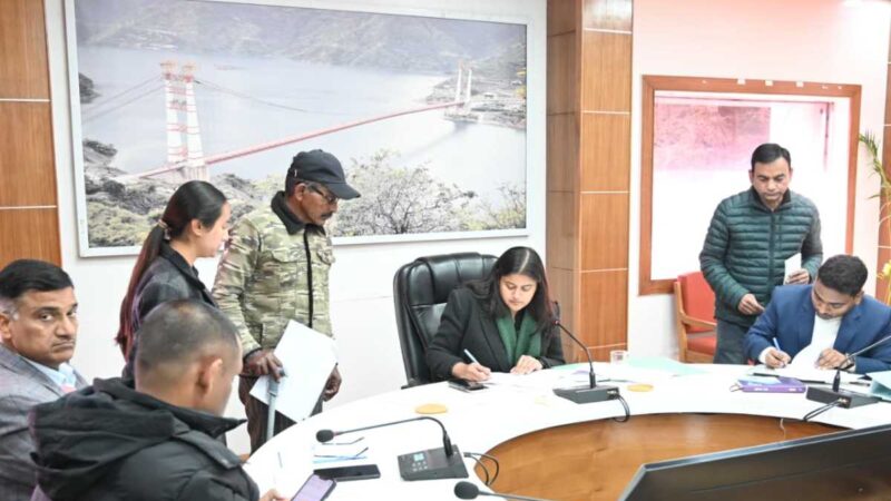 जनता दरबार कार्यक्रम में सीडीओ टिहरी ने सुनी जन समस्याएं