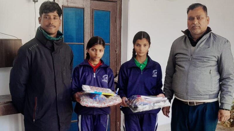 परिस्थितियों से वीरान बचपन को मिली नई उड़ान, सड़क से स्कूल तक पहुँची दो बेटियाँ