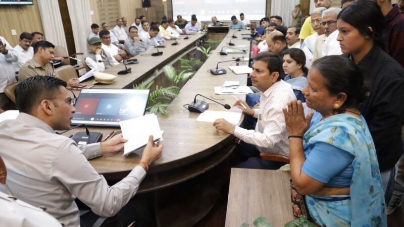 जनता दर्शन में 212 से अधिक शिकायतें डीएम सविन बंसल ने कई मामलों में त्वरित राहत के दिए निर्देश