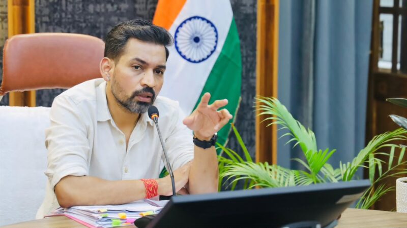 आर्थिक अभाव नहीं बनेगा इलाज में बाधा, गंभीर बीमारियों से जूझ रहे बच्चों का होगा निःशुल्क उपचार: डीएम