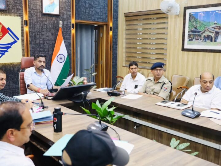 मानसून तैयारियों पर डीएम सख्त, जलभराव, गड्ढों और जर्जर भवनों पर त्वरित कार्रवाई के निर्देश…