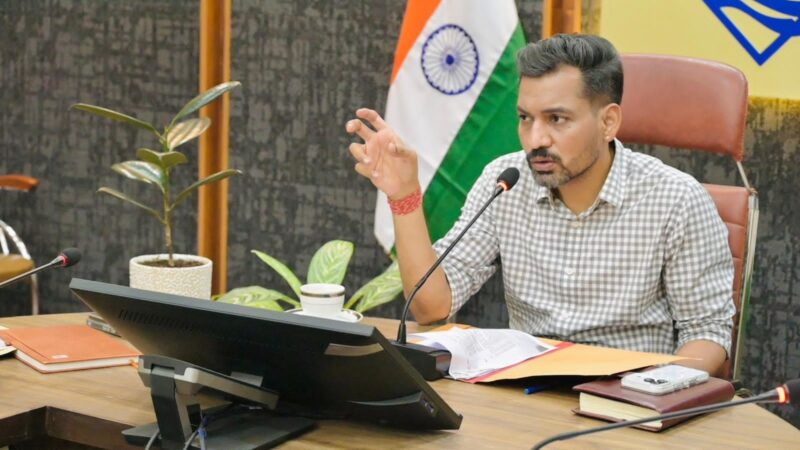 देहरादून में ट्रैफिक और पार्किंग सुधार पर डीएम सख्त, माइक्रो लेवल मोबिलिटी प्लान बनाने के निर्देश…
