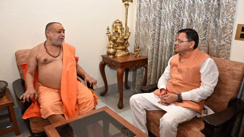 कनखल में शंकराचार्य स्वामी राजराजेश्वराश्रम महाराज से मिले मुख्यमंत्री धामी