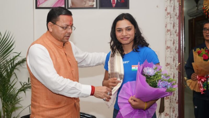 अंतरराष्ट्रीय पदक विजेता महिला मुक्केबाजों का सीएम धामी ने किया सम्मान
