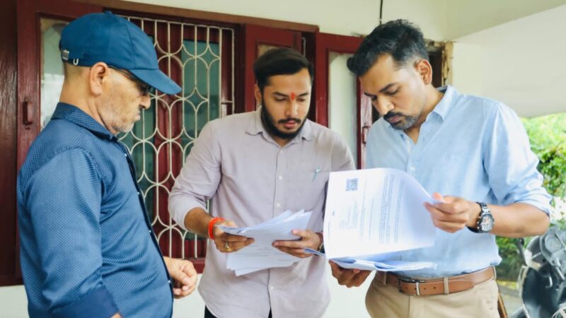 मतदाता सूची पुनरीक्षण की जमीनी हकीकत परखने ग्राउंड जीरो पर पहुंचे डीएम