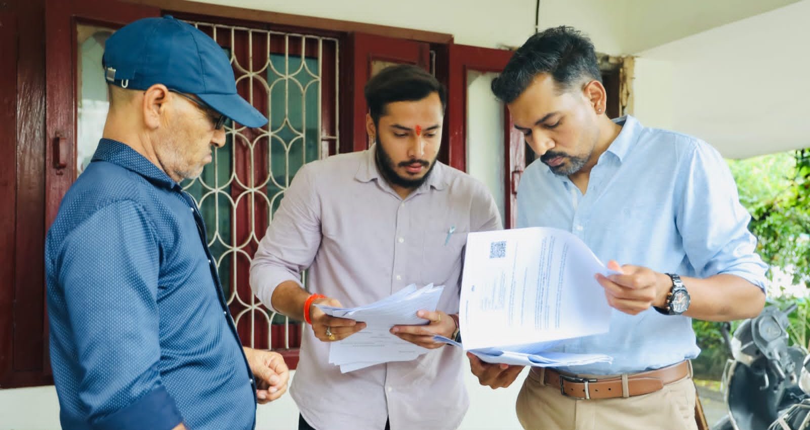 मतदाता सूची पुनरीक्षण की जमीनी हकीकत परखने ग्राउंड जीरो पर पहुंचे डीएम